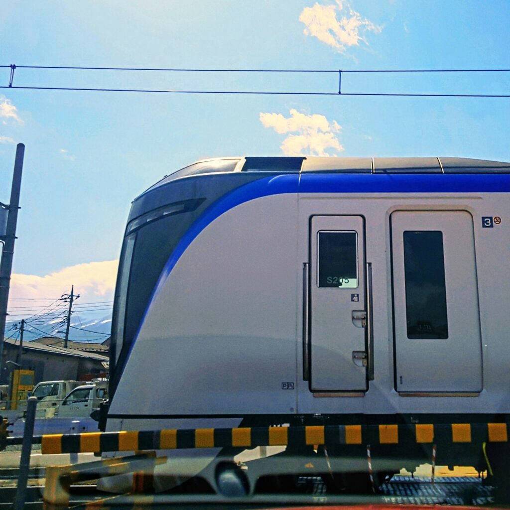 富士山カラーの可愛い電車https://sorrisocarino.com/wp-content/uploads/2024/04/空と電車　sorrisocarino-scaled.jpg